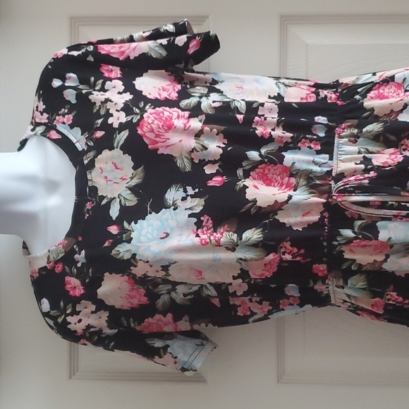4/$30 Soatrld black short-sleeved dress with floral design size XL. ** - Picture 2 of 14